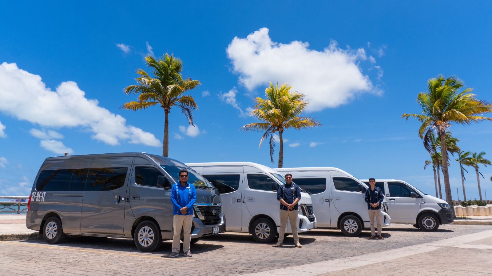 Vehículos de traslado con conductores frente al mar